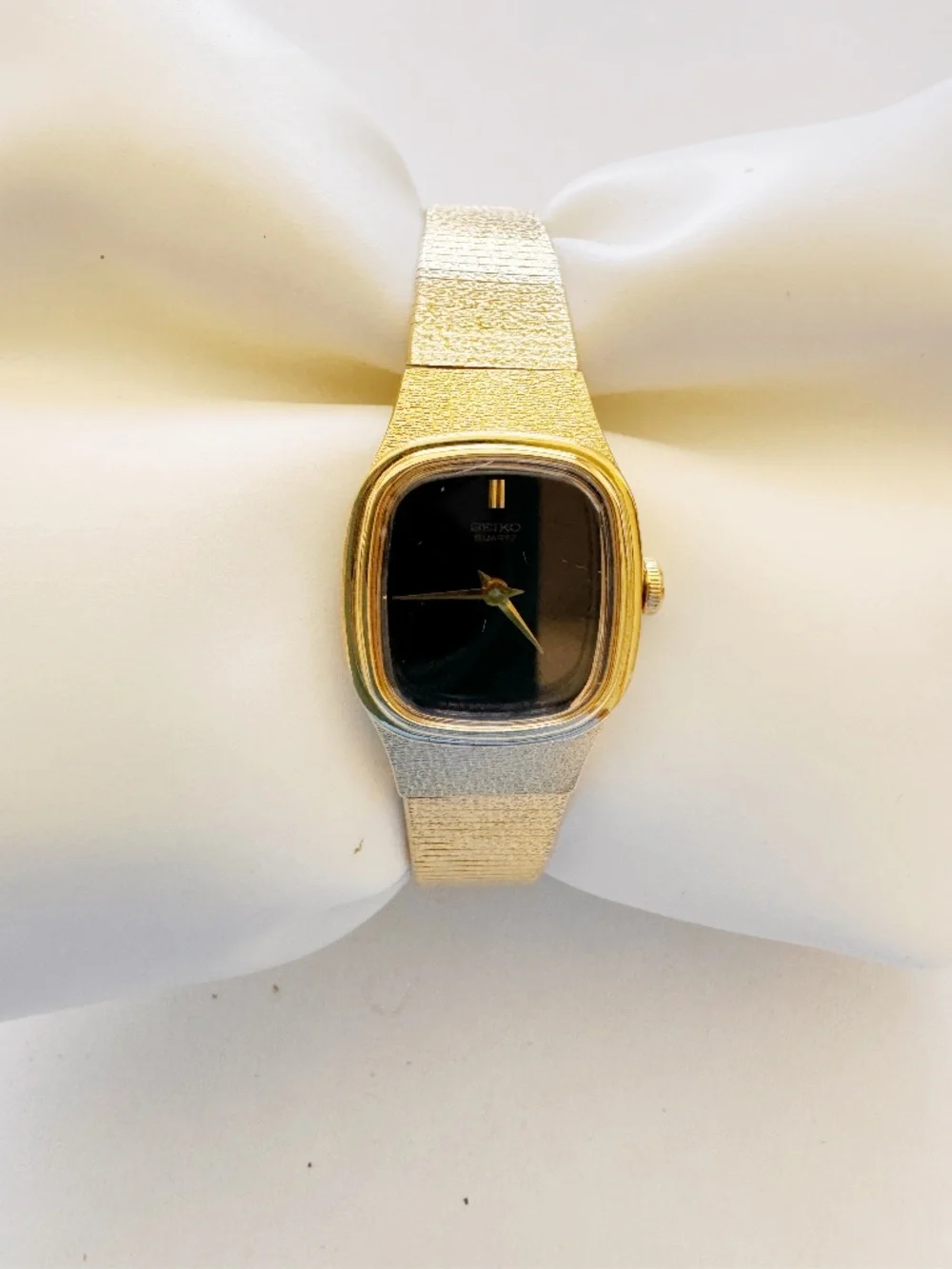 Seiko Quartz Watch Women’s Gold Tone Black Dial Vintage 16mm 5” Runs
